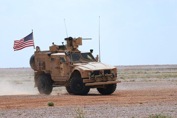 Một số xe bọc thép chống mìn của Mỹ (MRAP), bao gồm MaxxPro và M-ATV, chở lính Mỹ đã cố gắng ngăn chặn các phương tiện quân sự của Nga. Tuy nhiên, với sự áp sát của thiết giáp BTR-82A nặng đến 15 tấn và cả xe bọc thép Typhoon-K từ phía Nga, lực lượng Mỹ dường như bất lực. Kết quả, vụ va chạm khiến 4 lính Mỹ bị thương. Ảnh minh họa.