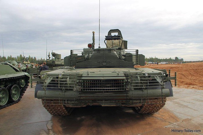 Được phát triển từ dòng xe tăng T-64, T-80 mang trong mình những đỉnh cao về công nghệ chế tạo xe tăng. Phía Liên Xô cho rằng T-80 thực sự là con quái vật có thể áp chế hoàn toàn xe tăng phương Tây.