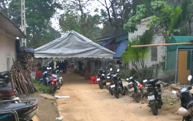 Nghe An: Nguoi vo khoc ngat roi tu vong khi dua tang chong