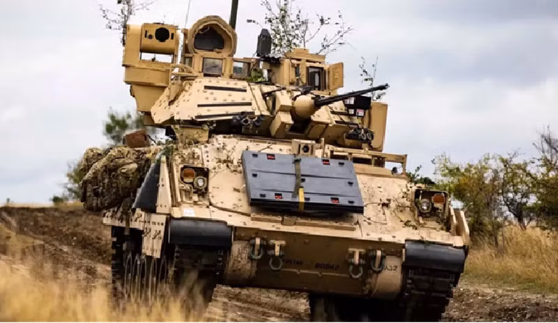 Tập đoàn Rostec của Nga gần đây đã công bố một bước tiến đáng kể trong khả năng của BMP-2, tuyên bố rằng phiên bản hiện đại hóa của họ, BMP-2M, có tầm bắn hiệu quả lên đến 8 km—gấp đôi so với Bradley do Mỹ sản xuất. Trong một tuyên bố với hãng thông tấn Nga TASS, Rostec đã nêu chi tiết về các nâng cấp, nhấn mạnh vào hỏa lực và độ chính xác được tăng cường của phương tiện này. Ảnh: Lục quân Mỹ