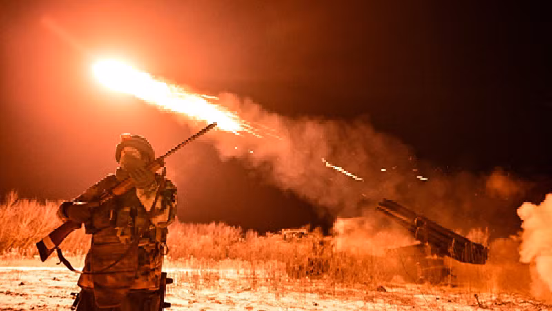 Quân đội Nga đã tập trung lực lượng tinh nhuệ, bao gồm cả Quân đoàn Tăng cận vệ số 1, tại đây, đồng thời liên tục tấn công vào các cơ sở sản xuất UAV của Ukraine (chẳng hạn như vụ đánh bom nhà kho ở Sloviansk vào tháng 1 năm 2025), nhằm làm suy yếu năng lực tác chiến bằng drone của đối phương ngay từ gốc. Ảnh: RIA Novosti