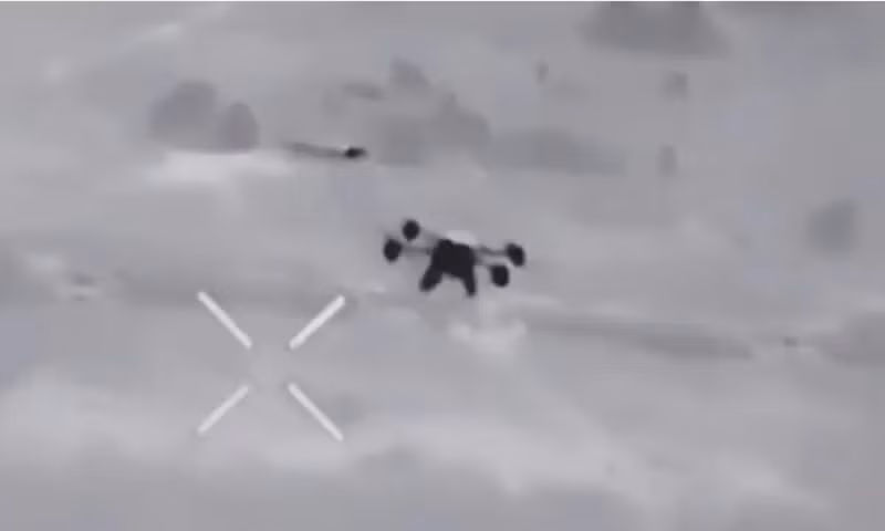 Chuyên gia quân sự Andrey Marochko nhận định, cuộc đối đầu bằng drone ở Kupiansk đã hé lộ ba xu thế lớn của chiến tranh hiện đại: những drone giá chỉ vài nghìn USD có thể tiêu hao hệ thống phòng không trị giá hàng triệu USD, qua đó tái định nghĩa khái niệm “hiệu quả chi phí”. Ảnh: Top War