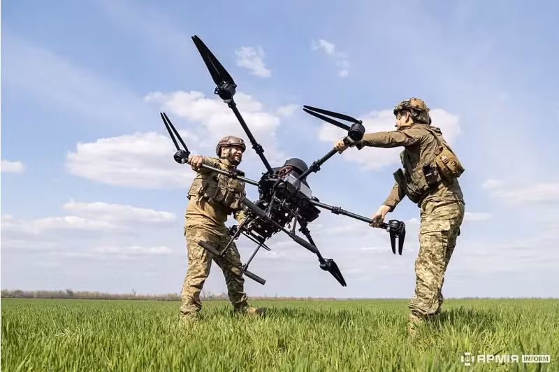 Ukraine, với sản lượng hàng chục nghìn drone mỗi tháng và nguồn cung linh kiện phương Tây ổn định, có tiềm lực để "rút máu" quân Nga lâu dài. Ngược lại, dù Nga nắm lợi thế kỹ thuật, họ vẫn phải đối mặt với thách thức lớn như thiết bị tác chiến điện tử xuống cấp và thời gian đào tạo dài cho các tay lái FPV. Ảnh: Top War