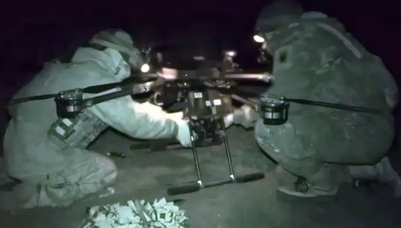 Một binh sĩ tiền tuyến Nga từng chia sẻ trên mạng xã hội: "Mỗi chiếc drone đều có thể là sứ giả của tử thần, và ta chẳng bao giờ biết chiếc tiếp theo sẽ lao đến từ đâu." Dù Nga đạt được thành công chiến thuật tại Kupiansk, thực tế khốc liệt vẫn hiện rõ: bản chất của cuộc đối đầu bằng drone vẫn là một cuộc chiến tiêu hao tài nguyên. Ảnh: Top War