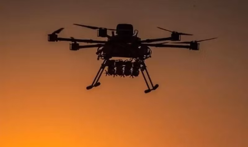 Tuy nhiên, nguy cơ cũng tiềm ẩn. Dù drone Ukraine có nhược điểm về tầm bay ngắn (chỉ khoảng 3km) và sức công phá thấp (khối lượng thuốc nổ dưới 1kg), chúng vẫn có thể gây áp lực tâm lý lên bộ binh và xe bọc thép hạng nhẹ của Nga nhờ chiến thuật tấn công cảm tử bằng số lượng áp đảo. Ảnh: Top War