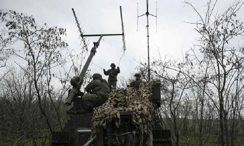Ví dụ, khi UAV “Baba Yaga” chuyển từ tần số 2400MHz sang 5200MHz, hệ thống của Nga có thể đồng thời khóa cả hai băng tần, cắt đứt hoàn toàn liên lạc giữa UAV và trung tâm điều khiển. Lợi thế công nghệ này đã khiến chiến thuật “bầy đàn drone” mà quân đội Ukraine từng tự hào liên tục thất bại tại Kupiansk. Ảnh: Bộ Quốc phòng Nga