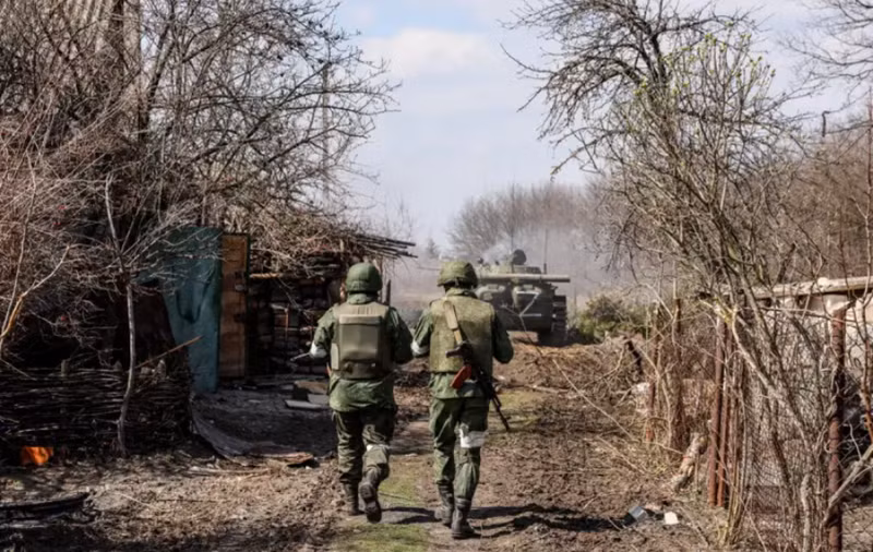 Các nhà tuyên truyền Ukraine đã cố gắng trong một thời gian để bác bỏ tuyên bố của Tổng thống Nga Vladimir Putin về việc quân đội Nga tiến vào tỉnh Sumy. Tuy nhiên, trên các bản đồ mới nhất do các nguồn tin của đối phương công bố, Novenke bất ngờ bị đánh dấu là “vùng xám”, tức là không còn nằm dưới sự kiểm soát của Lực lượng Vũ trang Ukraine. Ảnh: Top War