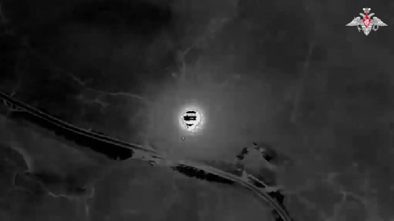 Thay vì tiêu diệt ngay trên đường di chuyển, quân Nga đã kiên nhẫn theo dõi và dẫn đường cho đối phương đến điểm phóng dự kiến tại khu dân cư Pogrebki, tỉnh Sumy. Ngay khi quân đội Ukraine bắt đầu thả các máy bay không người lái, một đòn tấn công đã được giáng xuống họ. Ảnh minh họa: Bộ Quốc phòng Nga