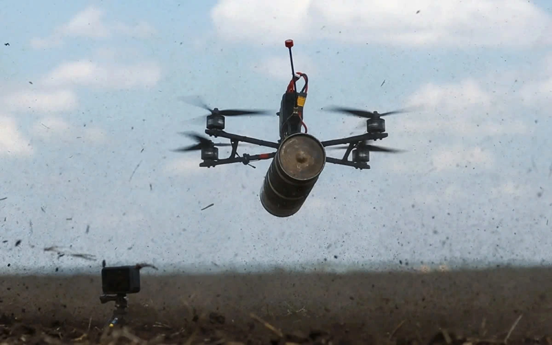 Để khắc phục điểm yếu này, quân Ukraine đã nghĩ ra một biện pháp mới, đó là sử dụng máy bay không người lái 8 cánh quạt hạng nặng thâm nhập sâu vào lãnh thổ quân Nga, thả mìn trên các tuyến đường phía sau. Những quả mìn bất ngờ này đã gây thiệt hại không nhỏ cho quân Nga, phá hủy nhiều phương tiện. Ảnh minh họa: Reuters