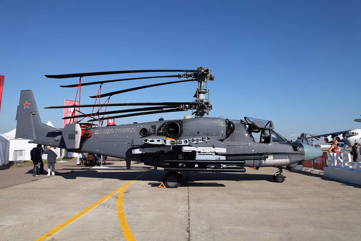  Trực thăng Ka-52, với thiết kế rotor đồng trục giúp tăng độ cơ động và giảm rung, trở thành loại trực thăng nguy hiểm nhất trên chiến trường. Được trang bị pháo 30 mm 2A42 với 460 viên đạn, 12 tên lửa chống tăng Vikhr có tầm bắn 8 km cùng hệ thống phòng vệ tiên tiến, Ka-52 không chỉ tăng cường khả năng sống sót mà còn mở rộng tầm hoạt động.