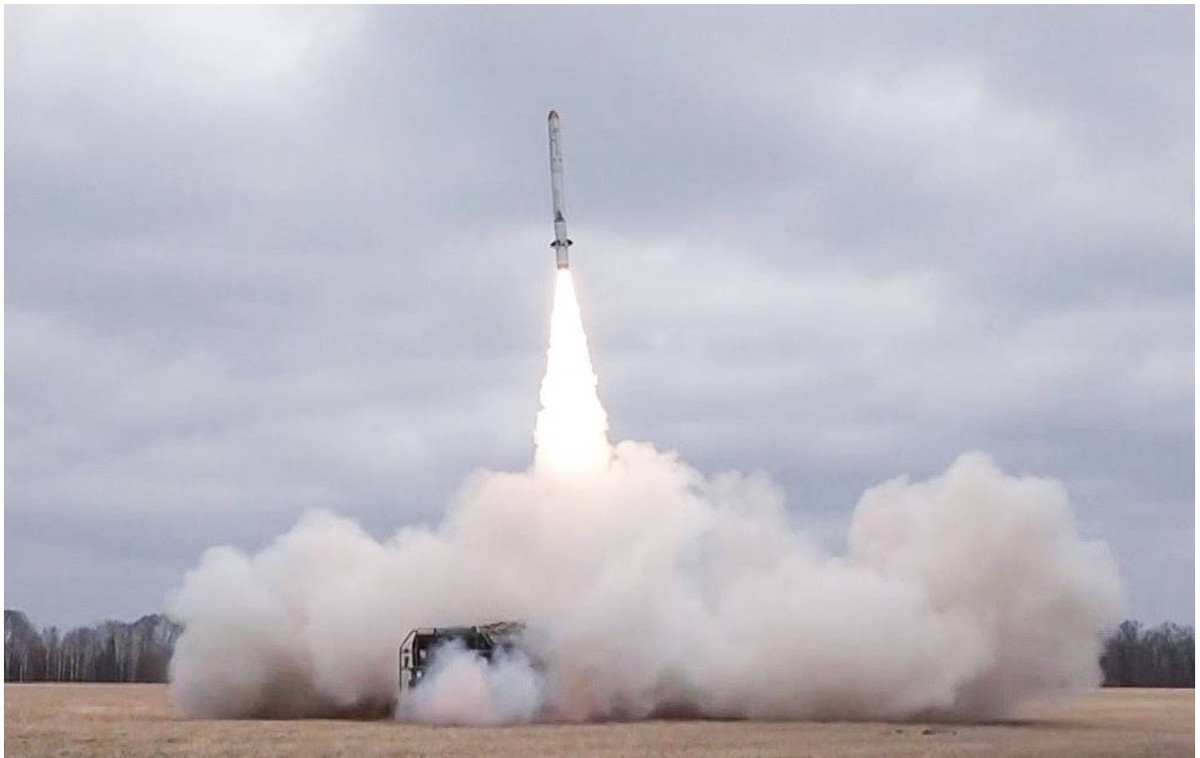 Bên kia biên giới, Tổng thống Ukraine Volodymyr Zelensky đưa ra một góc nhìn trái ngược. Phát biểu qua Telegram, ông báo cáo rằng lực lượng Nga đã phóng khoảng 40 máy bay không người lái Shahed qua nhiều khu vực cùng đêm đó, một số máy bay đã tấn công vào cơ sở hạ tầng dân sự, bao gồm một bệnh viện ở Sumy.