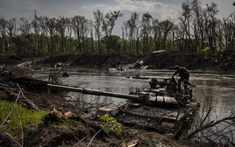 Về tổng thể, sông Oskil chảy từ Nga vào tỉnh Kharkov, đi qua Kupiansk, rồi tiếp tục chảy xuyên suốt tỉnh Kharkov. Đường tiếp xúc giữa quân đội Nga và Ukraine tại tỉnh này cũng chạy dọc theo con sông này. Do đó, quân Nga cũng khó có thể bao vây Kupiansk từ hai bên sườn, dù phương án này vẫn dễ dàng hơn so với việc tấn công trực diện. Ảnh: New York Times