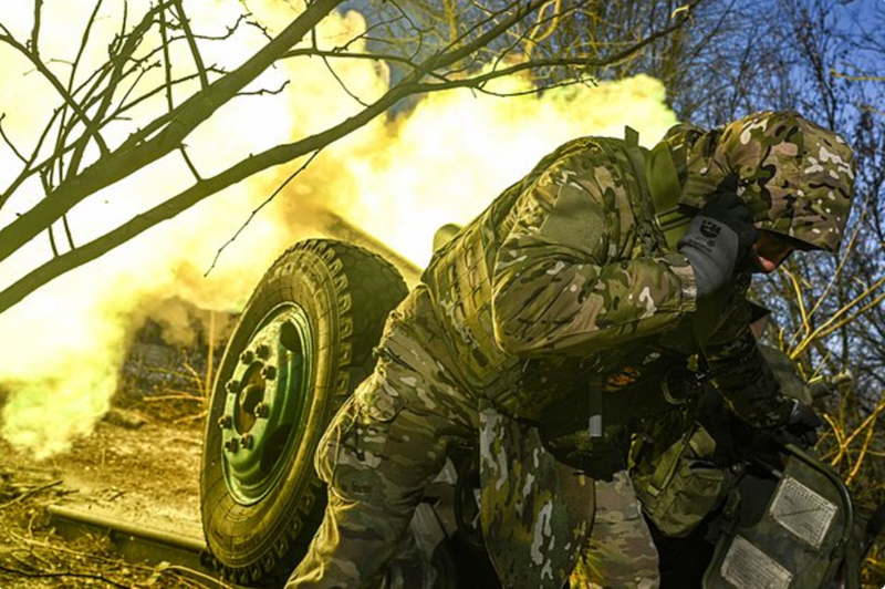 Ở bờ đông, do bị hạn chế bởi hệ thống nhánh sông dày đặc và các bãi cạn, quân Nga vẫn chưa thể quét sạch tuyến phòng thủ của Ukraine dọc theo bờ sông này. Điều này khiến cánh quân Nga tiến vào khu công nghiệp phía đông Kupiansk luôn bị đe dọa từ phía sau và hai bên sườn, khiến việc trụ lại trở nên khó khăn. Ảnh: RIA Novosti