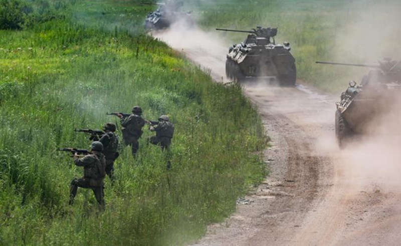 Tuy nhiên, nếu quân Nga kiểm soát được Holubivka, tình hình có thể thay đổi đáng kể. Hơn nữa, với đà tiến công của Nga dọc theo bờ tây sông Oskil, lực lượng Nga ở bờ đông không chỉ có thể củng cố vị trí tại khu đông Kupiansk mà còn từng bước mở rộng phạm vi kiểm soát tại đây. Ảnh: TASS