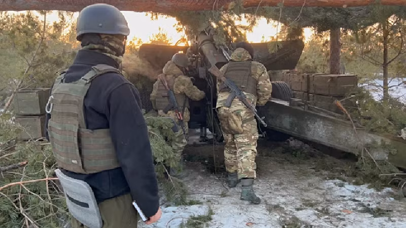 Đồng thời, quân Nga cũng đang tiến công dọc theo tuyến đường phía đông Kindrashivka về hướng Holubivka. Nếu chiếm được ngôi làng này, quân Nga có thể từ đó tiếp tục đẩy mạnh tấn công về phía tây Kupiansk dọc theo bờ tây sông Oskil, đồng thời đe dọa lực lượng Ukraine ở bờ đông sông Oskil. Ảnh: Kp.ru