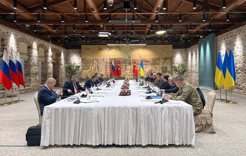 Khi các cuộc đàm phán hòa bình giữa Nga và Ukraine rơi vào bế tắc, truyền thông Đức Focus tiết lộ rằng trong một cuộc họp gần đây, Tổng thống Putin tuyên bố rằng nếu có thể kết thúc chiến tranh thông qua đàm phán thì càng tốt, nhưng nếu không thể, Nga cũng sẵn sàng chiến đấu trong 100 năm. Ảnh: TASS