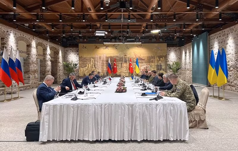 Khi các cuộc đàm phán hòa bình giữa Nga và Ukraine rơi vào bế tắc, truyền thông Đức Focus tiết lộ rằng trong một cuộc họp gần đây, Tổng thống Putin tuyên bố rằng nếu có thể kết thúc chiến tranh thông qua đàm phán thì càng tốt, nhưng nếu không thể, Nga cũng sẵn sàng chiến đấu trong 100 năm. Ảnh: TASS