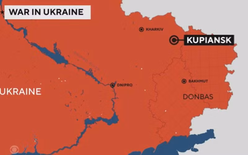 Xét về địa hình, Kupiansk là một trong những thành phố khó công phá nhất trên chiến trường và là trung tâm phòng thủ của tỉnh Kharkov. Thành phố này có nhiều con hào tự nhiên, trong đó lớn nhất là sông Oskil, chảy qua trung tâm thành phố, tạo thành một rào cản tự nhiên. Ngoài ra, nhiều nhánh sông của Oskil còn tạo ra nhiều tuyến phòng thủ tự nhiên bên ngoài thành phố, khiến quân Nga rất khó tấn công trực diện. Ảnh: CBS News