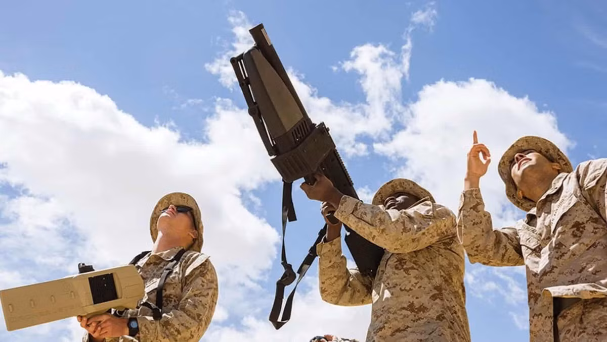 Các công ty hàng không vũ trụ của Australia đã tích cực hưởng ứng dự án này. Một trong số đó là DroneShield - nhà cung cấp giải pháp phòng thủ chống máy bay không người lái toàn cầu có trụ sở tại Sydney, chuyên về các hệ thống phát hiện và gây nhiễu tần số vô tuyến, với hơn 1.000 sản phẩm hiện đang được triển khai tại Ukraine.