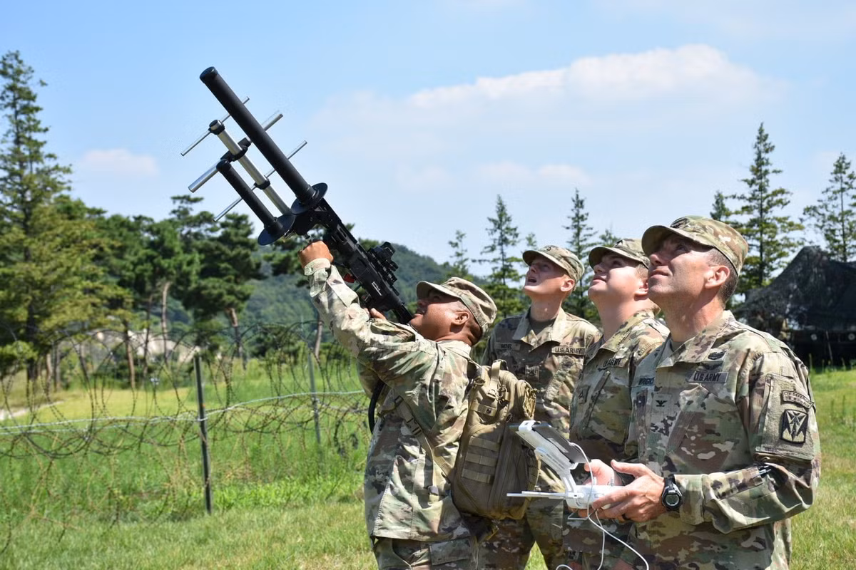 Australia từng là quốc gia tiên phong trên toàn cầu trong việc thiết lập các quy tắc quản lý các chuyến bay của máy bay không người lái, nhưng giờ đây, Australia phải xem xét lại chúng trước sự gia tăng rộng rãi của máy bay không người lái nhỏ, những tiến bộ nhanh chóng trong công nghệ UAV và những mối đe dọa mà những thiết bị này gây ra.