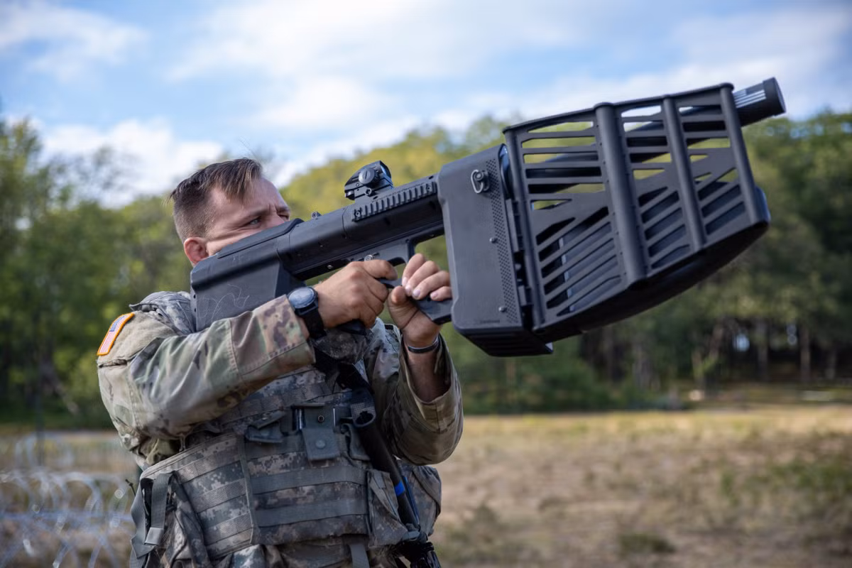 Gần đây, trong một bài thuyết trình của Tiến sĩ Andreas Schwer, Giám đốc điều hành EOS, có trụ sở chính tại Canberra. Ông đã nhấn mạnh rằng, các giải pháp gây nhiễu điện tử ban đầu có hiệu quả, nhưng đang dần bị lạc hậu bởi máy bay không người lái được trang bị các tấm che chắn chống bức xạ và điều hướng tự động.