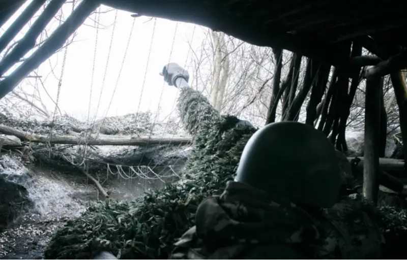 Để giữ vững ngôi làng này, quân Ukraine đã điều động nhiều đơn vị đặc nhiệm và Tiểu đoàn trinh sát số 132 đến đây. Đồng thời, họ cũng triển khai lực lượng từ Lữ đoàn đổ bộ đường không số 95, Lữ đoàn phòng thủ lãnh thổ số 129 và Lữ đoàn cơ giới hạng nặng số 17 đến khu vực xung quanh làng. Rõ ràng, trận chiến tại đây sẽ trở nên vô cùng khốc liệt. Ảnh: Top War