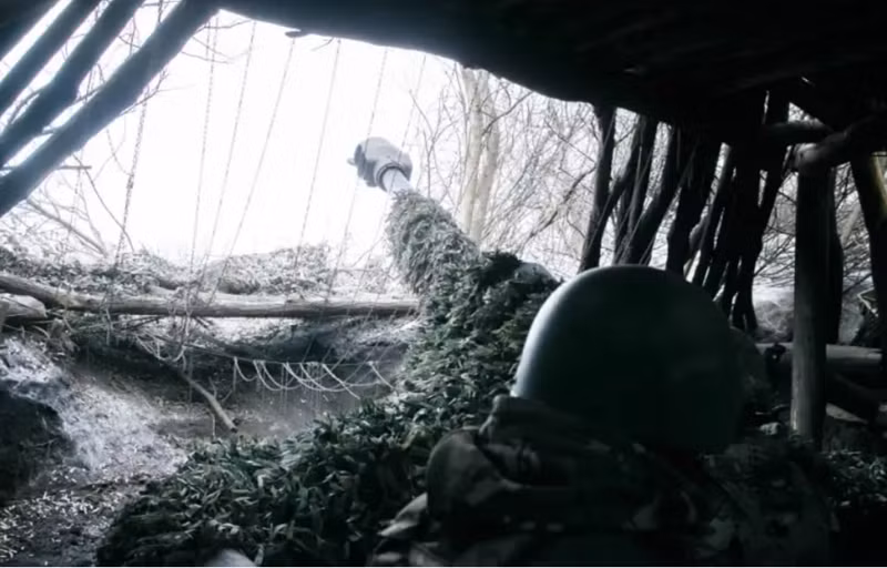 Để giữ vững ngôi làng này, quân Ukraine đã điều động nhiều đơn vị đặc nhiệm và Tiểu đoàn trinh sát số 132 đến đây. Đồng thời, họ cũng triển khai lực lượng từ Lữ đoàn đổ bộ đường không số 95, Lữ đoàn phòng thủ lãnh thổ số 129 và Lữ đoàn cơ giới hạng nặng số 17 đến khu vực xung quanh làng. Rõ ràng, trận chiến tại đây sẽ trở nên vô cùng khốc liệt. Ảnh: Top War