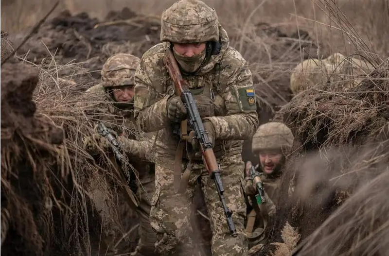 Tờ Mash đã tiết lộ thêm chi tiết về cuộc tấn công đầu tiên của quân Ukraine vào Popovka. Cuộc tấn công này bắt đầu vào chiều ngày 24, kết thúc sáng ngày 25/3. Ban đầu, trong làng chỉ có 10 lính biên phòng Nga, họ phải đối mặt với cuộc tấn công của hơn 150 lính đặc nhiệm Ukraine. Sau đó, 15 binh sĩ thuộc Lữ đoàn 128 Nga được điều động khẩn cấp để tiếp viện, nâng tổng số quân Nga bảo vệ làng lên 25 người. Ảnh: Top War