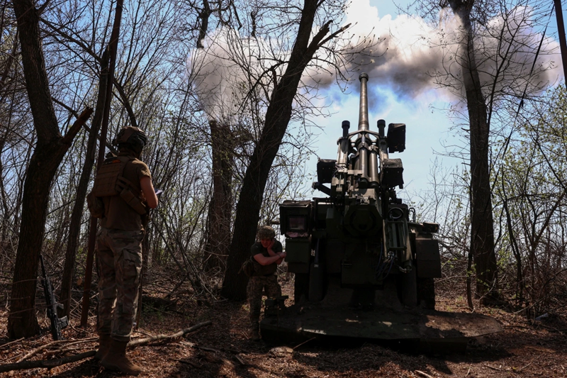 Thật trùng hợp, ngày 20/4 cũng chính là thời điểm Tổng thống Mỹ Donald Trump từng hứa hẹn sẽ đạt được lệnh ngừng bắn giữa Nga và Ukraine — nhưng hiện tại, hy vọng về một lệnh ngừng bắn dường như rất mong manh. Ngày 18/4, ông Trump còn tuyên bố rằng nếu Nga và Ukraine không đạt được thỏa thuận, Mỹ có thể sẽ từ bỏ nỗ lực thúc đẩy đàm phán hòa bình. Ảnh: Reuters