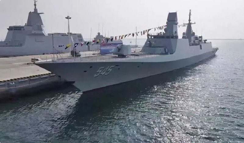 Type 054B được trang bị một loạt vũ khí mạnh mẽ, biến nó thành một tàu chiến đa năng. Pháo hải quân 100 mm H/PJ-87 cung cấp hỏa lực hiệu quả đối với các mục tiêu trên mặt nước và trên không, với khả năng bắn chính xác và tốc độ cao. Hệ thống vũ khí phòng thủ cận chiến 30 mm H/PJ-11 [CIWS] đóng vai trò quan trọng trong việc bảo vệ tàu trước các mối đe dọa từ tên lửa và các mục tiêu mặt nước di chuyển nhanh. Ảnh: Sina