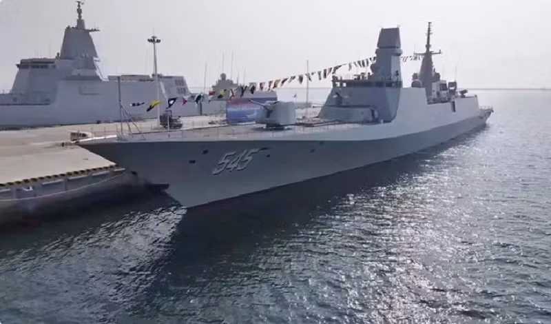 Type 054B được trang bị một loạt vũ khí mạnh mẽ, biến nó thành một tàu chiến đa năng. Pháo hải quân 100 mm H/PJ-87 cung cấp hỏa lực hiệu quả đối với các mục tiêu trên mặt nước và trên không, với khả năng bắn chính xác và tốc độ cao. Hệ thống vũ khí phòng thủ cận chiến 30 mm H/PJ-11 [CIWS] đóng vai trò quan trọng trong việc bảo vệ tàu trước các mối đe dọa từ tên lửa và các mục tiêu mặt nước di chuyển nhanh. Ảnh: Sina