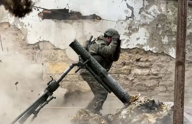 Trên mạng còn xuất hiện các đoạn video cho thấy quân Nga đang sử dụng pháo phản lực để oanh tạc quy mô lớn khu vực nội đô Pokrovsk khiến nhiều tòa nhà cao tầng trong thành phố bị đánh trúng nghiêm trọng. Ảnh: Top War