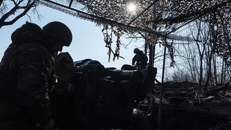 Do đó, Ukraine muốn tranh thủ lúc mùa lầy chưa tới, nhanh chóng chiếm giữ các điểm cao, thiết lập trận địa phòng thủ trên nền đất còn tương đối khô ráo. Như vậy, họ có thể buộc quân Nga phải tấn công qua bùn lầy, từ đó làm chậm đáng kể tốc độ tiến công của Nga. Ảnh: Anadolu Agency