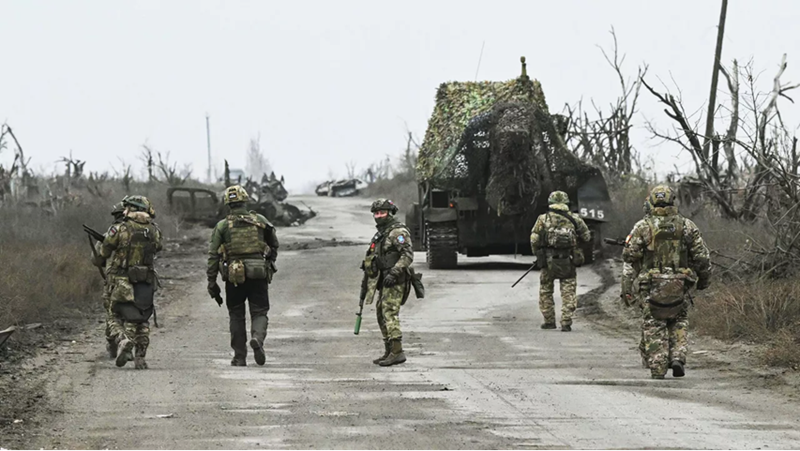 Điều này khiến đà tiến công của Nga gặp phải trở ngại thực sự. Tuy nhiên, cách làm “vá chỗ nọ, thủ chỗ kia” của Ukraine tiềm ẩn rất nhiều rủi ro, dễ khiến quân Nga tìm ra điểm đột phá ở những hướng khác. Ảnh: RIA Novosti