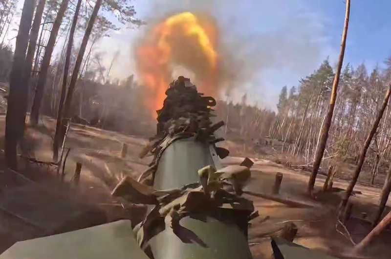 Các đoạn video lan truyền trên mạng cho thấy, vào ngày 14/4, hơn 20 xe bọc thép của Nga đã xông thẳng về phía trận địa của quân Ukraine. Để phá vỡ phòng tuyến của đối phương hiệu quả hơn, Nga còn sử dụng chiến thuật “làn sóng mô-tô”, cho binh sĩ đi mô-tô lao lên trước đoàn xe bọc thép, nhằm tiếp cận trận địa Ukraine trước cả thiết giáp. Ảnh: Bộ Quốc phòng Nga