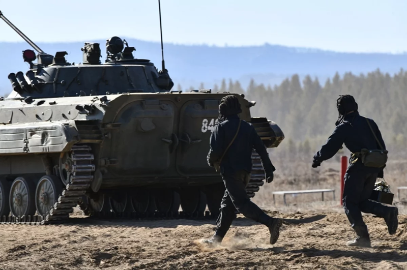 Để chặn đà tiến công của Nga tại khu vực này, Ukraine buộc phải rút bớt quân từ các mặt trận khác đến “lấp chỗ trống”. Theo quan sát của Yuri Podolyaka, quân số Ukraine ở khu vực này đã gia tăng đột biến, hiện đã xác nhận có một phần lực lượng thuộc 6 lữ đoàn được điều động đến đây. Ảnh: RIA Novosti