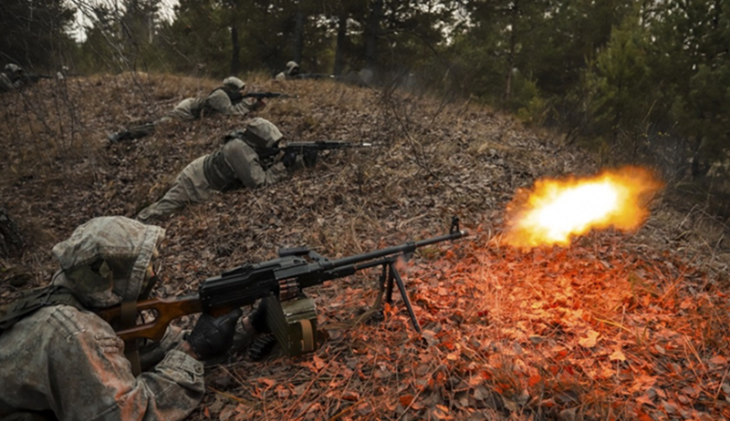 Tuy nhiên Nga rất rõ kế hoạch của Ukraine, nên đã quyết định bảo vệ Shevchenko, đồng thời phát động các cuộc tấn công mạnh vào những điểm cao khác. Để phá vỡ tuyến phòng ngự của Nga tại Shevchenko, Ukraine đã điều động Lữ đoàn Tấn công Skala số 425 – một đơn vị có sức chiến đấu rất mạnh. Ảnh: Bộ Quốc phòng Nga