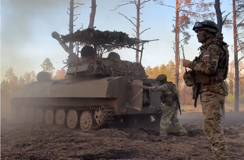 Tuần vừa qua, chiến trường Nga – Ukraine đã xuất hiện những diễn biến mới, quân đội Nga bắt đầu triển khai lực lượng thiết giáp quy mô lớn ở tiền tuyến để mở các cuộc tấn công. Ảnh: Top War