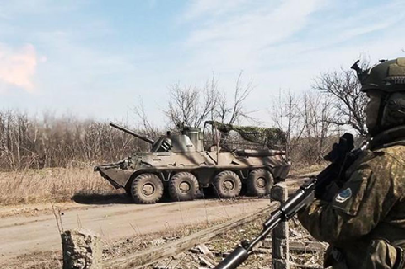 Theo tờ Izvestia (Nga) đưa tin ngày 21/1, trong những ngày gần đây, quân đội Ukraine đã vận chuyển hàng chục xe bọc thép của NATO đến thành phố Sudzha thay thế lực lượng phòng thủ tại đây bằng các lữ đoàn tấn công mạnh mẽ. Ảnh: TASS