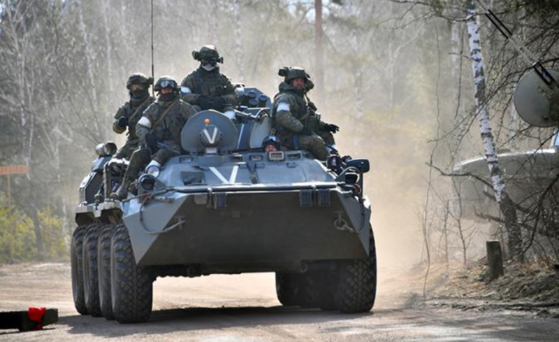 Song song với các cuộc không kích và pháo kích quy mô lớn của quân đội Nga, lực lượng mặt đất của Nga đã tận dụng thời điểm các cánh đồng đóng băng để phát động một đợt tấn công. Theo Viện Nghiên cứu Chiến tranh Hoa Kỳ, vào ngày 20/1, quân đội Nga đã tiến hành một đợt tấn công cơ giới hóa quy mô ít nhất cấp đại đội dọc theo tuyến Viktorovka và Nikolskoye. Ảnh: TASS