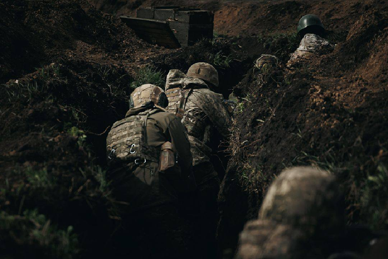 Theo bản đồ, quân đội Nga gần như đã san phẳng chiến tuyến từ Nizhniy Klin đến Nikolskoye và toàn bộ mặt trận phía tây có thể chỉ còn lại làng Nikolayevka chưa bị chiếm giữ. Tuy nhiên, một số blogger Nga đã tuyên bố rằng quân đội Nga đã chiếm được ngôi làng này và đăng tải video cho thấy quân đội Nga treo cờ trên bầu trời ngôi làng. Ảnh: Life.ru