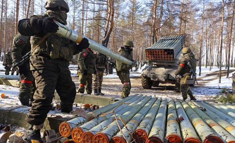 Đồng thời, điều này cũng tạo thuận lợi cho lực lượng dự bị của quân đội Ukraine di chuyển quy mô lớn từ Sumy vào Kursk. Ngoài việc vận chuyển thiết bị hạng nặng qua đường bộ, các lực lượng khác chủ yếu có thể tiếp cận thông qua các cánh đồng rộng lớn. Ảnh: TASS