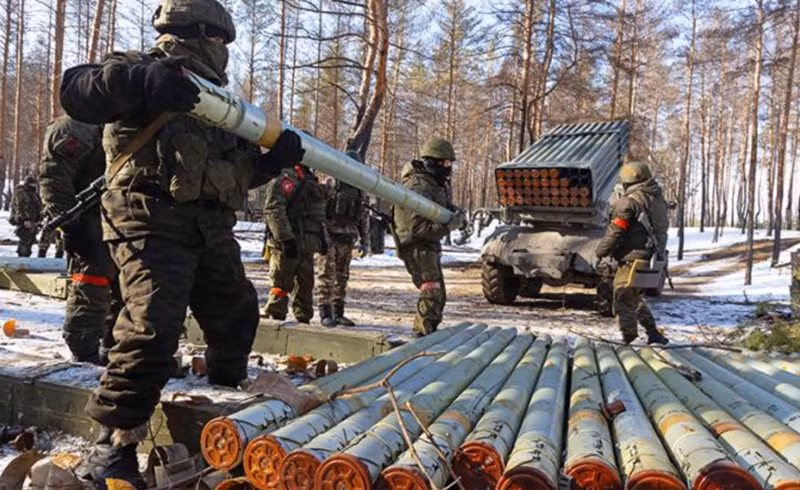 Đồng thời, điều này cũng tạo thuận lợi cho lực lượng dự bị của quân đội Ukraine di chuyển quy mô lớn từ Sumy vào Kursk. Ngoài việc vận chuyển thiết bị hạng nặng qua đường bộ, các lực lượng khác chủ yếu có thể tiếp cận thông qua các cánh đồng rộng lớn. Ảnh: TASS