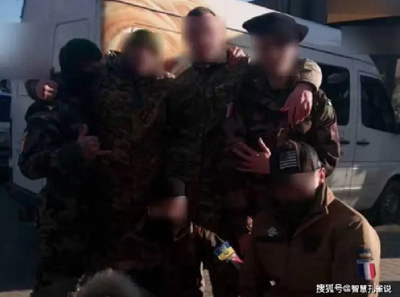 Tuy nhiên, theo kênh Telegram “Archangel of Special Forces” ngày 21/1, một đội lực lượng đặc nhiệm của Pháp đã tiến vào Kursk và đến thành phố Sudzha. Các kênh thông tin của Ukraine thậm chí đã công bố những bức ảnh tại hiện trường, cho thấy một số binh sĩ mặc quân phục có gắn phù hiệu của Pháp. Ảnh: Sohu