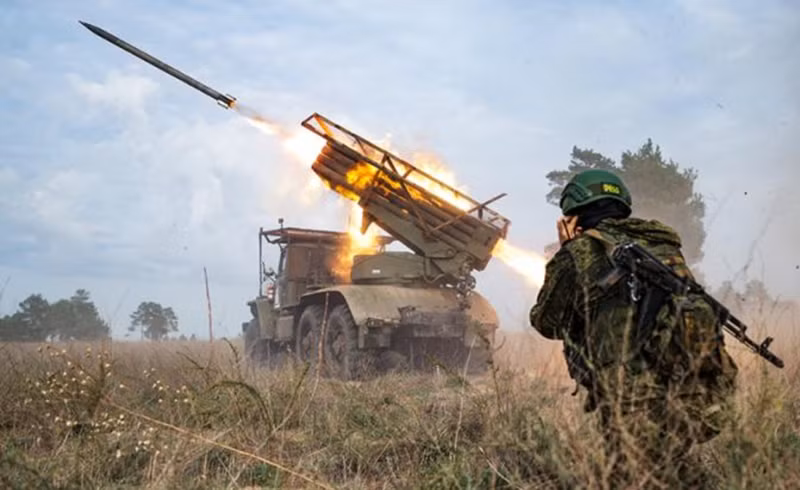 Trong khi đó, quân đội Ukraine tại Sumy đã bị tên lửa Iskander của Nga tấn công. Sở chỉ huy Tiểu đoàn xe tăng cơ giới số 41, đóng tại làng Yablonovka, đã bị trúng tên lửa, khiến 60 binh sĩ Ukraine thiệt mạng tại chỗ và phá hủy 5 xe ô tô cùng xe bọc thép. Ảnh: TASS