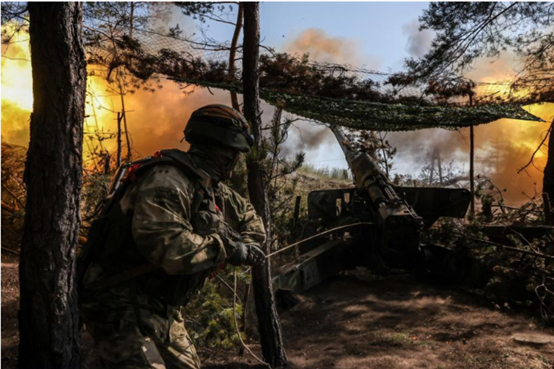 Đặc biệt, vài ngày nữa, thời tiết tại vùng Kursk dự kiến sẽ ấm trở lại và có mưa tuyết, khiến các cánh đồng trở nên lầy lội, điều này sẽ ảnh hưởng đến hậu cần và khả năng tấn công cơ giới của quân đội Nga. Do đó, Nga cần tận dụng thời kỳ băng giá hiện tại để nhanh chóng chiếm được Nikolskoye. Ảnh: TASS