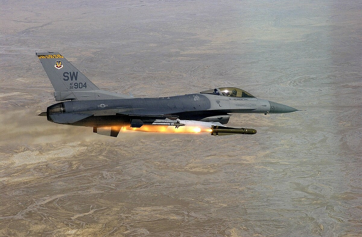 F-16 được mệnh danh là trụ cột của lực lượng không quân trên toàn thế giới, kể từ khi ra mắt vào những năm 1970, mẫu máy bay này đã phát triển đáng kể trong nhiều thập kỷ. Phiên bản Block 70/72 do Lockheed Martin sản xuất là phiên bản mới nhất của loại máy bay chiến đấu đa năng này. Ảnh Reddit