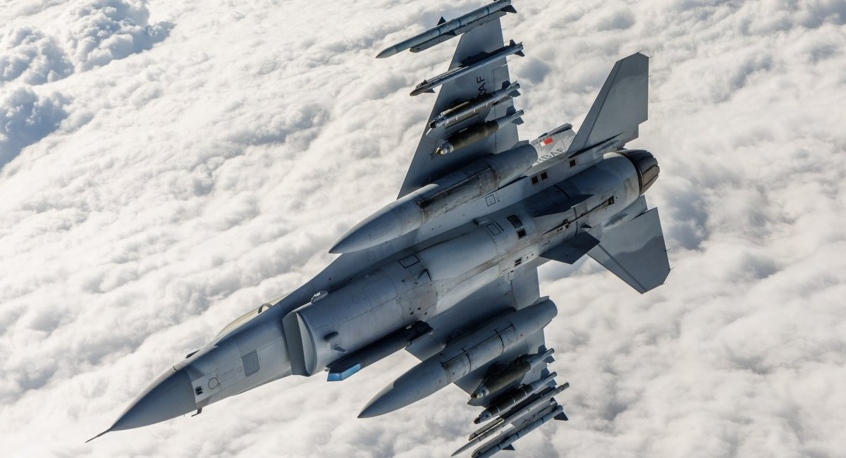 Ngoài ra, phiên bản Block 70/72 được trang bị radar mảng pha quét điện tử chủ động AN/APG-83. Nó còn mang theo hệ thống tác chiến điện tử Viper Shield, loại được thiết kế để chống lại nhiều mối đe dọa và nâng cao khả năng sống sót của phi cơ trong môi trường tác chiến nguy hiểm.