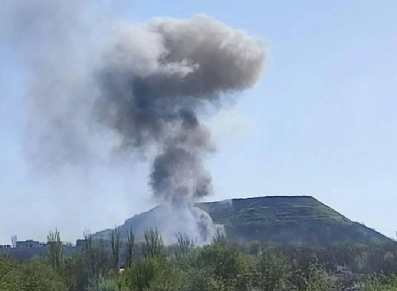 Hai bên lập tức nổ ra tranh cãi dữ dội, liên tục cáo buộc lẫn nhau vi phạm thỏa thuận ngừng bắn. Tổng thống Ukraine Volodymyr Zelensky chỉ trích Moscow không tuân thủ lệnh ngừng bắn trên bất kỳ mặt trận chủ chốt nào. Trong khi đó, Bộ Quốc phòng Nga đáp trả rằng chính Kiev mới là bên không thực hiện cam kết, không những tiếp tục nổ súng mà còn tổ chức các đợt tập kích bất ngờ trong đêm. Ảnh: RIA Novosti