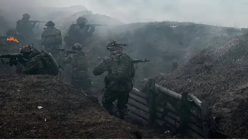 Sáng sớm ngày 20/4, một bình luận viên quân sự thuộc truyền thông Nga đã có mặt tại khu vực tiền tuyến để theo dõi tình hình. Theo ghi nhận, toàn tuyến vẫn vang tiếng súng, nhưng mức độ giao tranh nhìn chung đã giảm đáng kể so với những ngày trước. Ảnh: Bộ Quốc phòng Ukraine